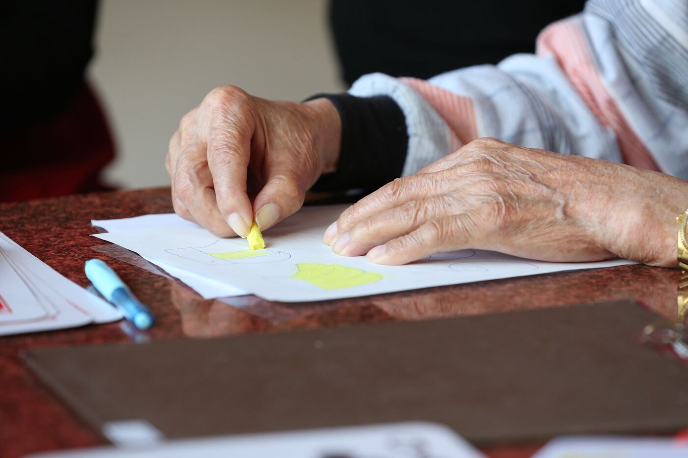 Senior patient working on hand coordination during stroke rehabilitation supported by scalp acupuncture